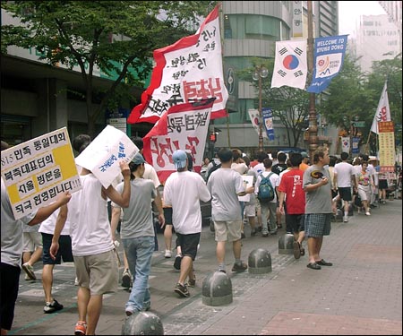 명동성당 들머리에서 기자회견을 마치고 거리로 나선 한총련 학생들. 